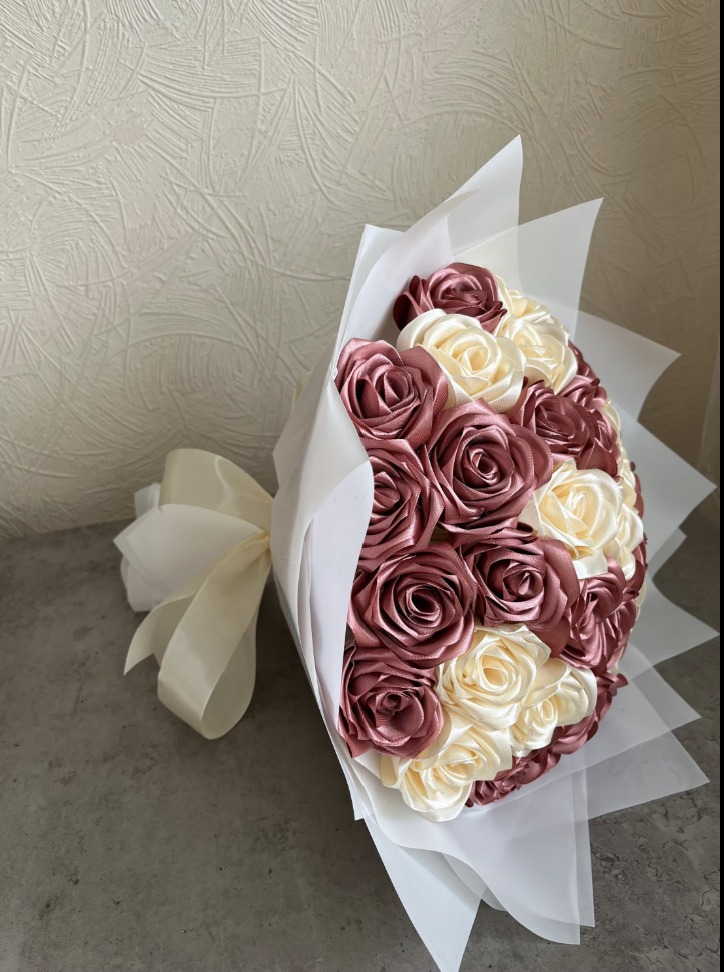 Satin rose bouquet — presentation example